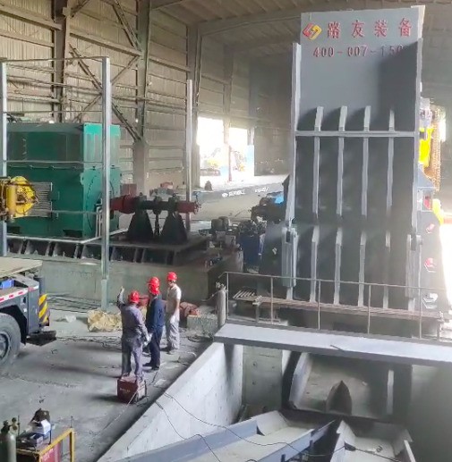 張家港傳來喜報(bào)，6000馬力破碎機(jī)安裝完畢。這個(gè)大家伙可不能小看它，每小時(shí)出料可高達(dá)150噸。