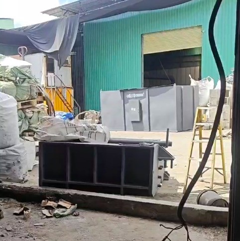 安裝師傅與設(shè)備到達(dá)香港，已卸車等待安裝