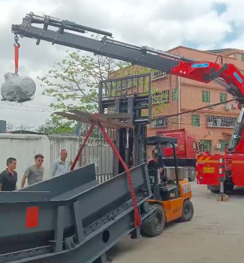物流抵達(dá)客戶場地，卸貨啦～