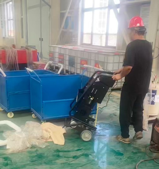 路友廢鋼龍門剪正在對(duì)建筑工地管架、貨車車架及馬路欄桿等結(jié)構(gòu)的剪切作業(yè)