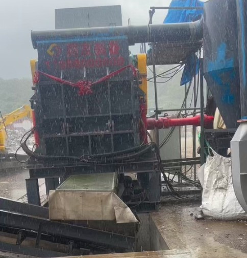 日本地區(qū)正處于陰雨狀態(tài)，即使這樣的天氣也沒能阻擋住破碎機營業(yè)
