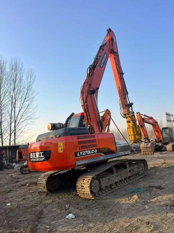 客戶21年購(gòu)入的路友230加長(zhǎng)臂抓鋼機(jī) ，國(guó)三排放，使用仔細(xì)宛如新機(jī)